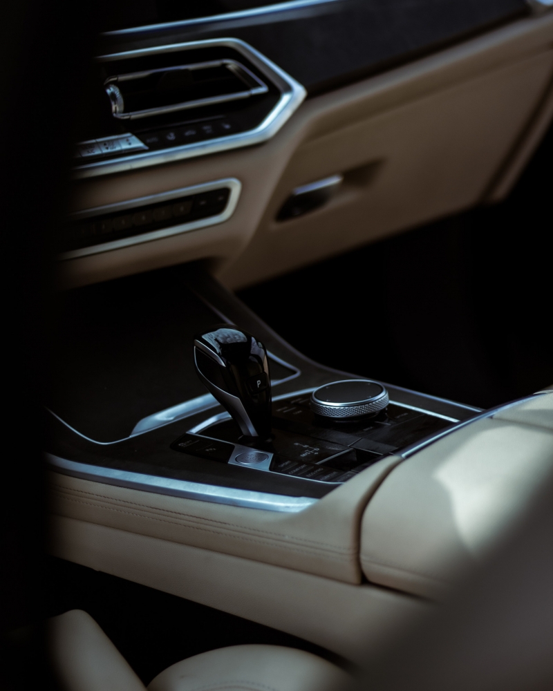 Темно-серый BMW Х5 2023 год