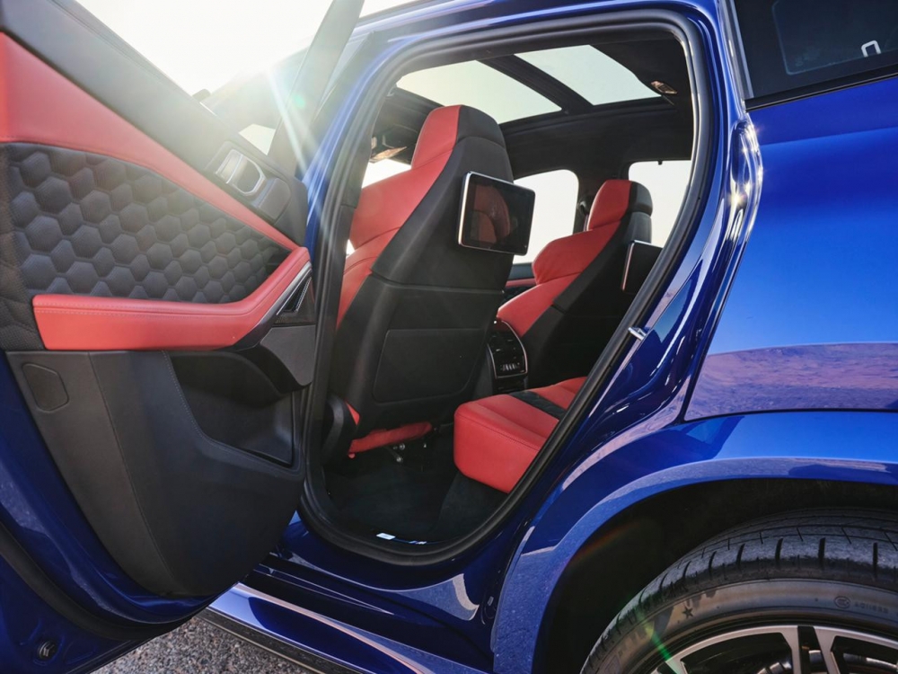 Blau BMW X6 M-Wettbewerb 2022