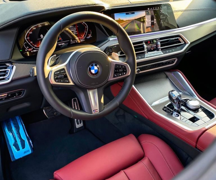Голубой BMW Х6 xDrive40i 2022 год