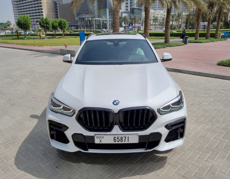 Белый BMW Х6 xDrive40i 2023 год