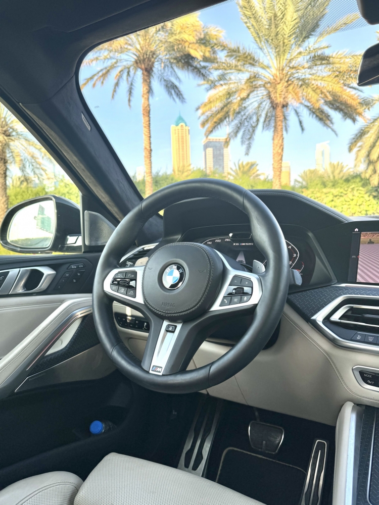 Коричневый BMW Х6 М50и 2020 год