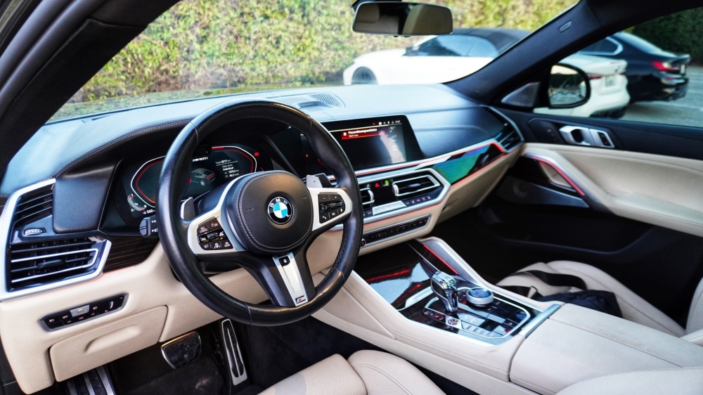 Серый BMW Х6 М50и 2021 год