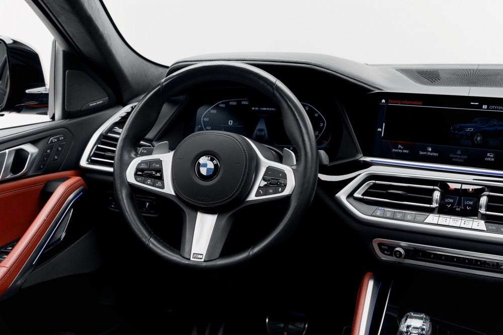 Blau BMW X6 M50i 2022
