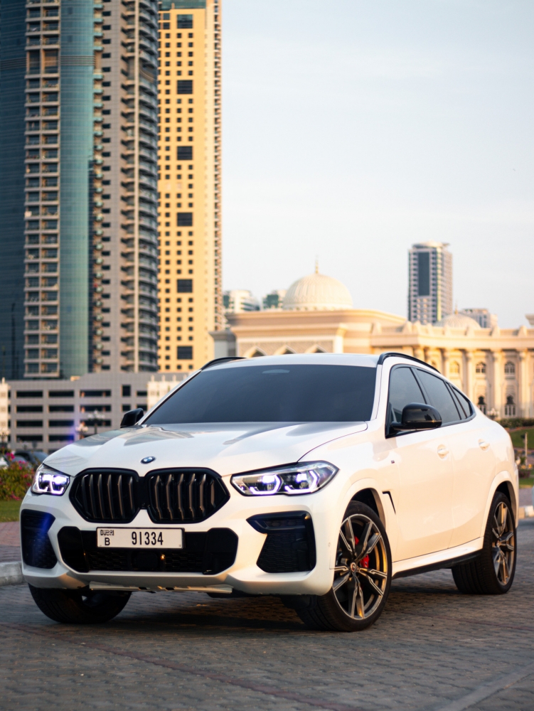 Белый BMW Х6 М50и 2023 год