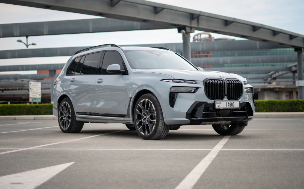 Серый BMW Х7 40И 2023 год