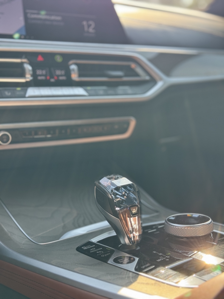 Серый BMW X7 М-комплект 2022 год