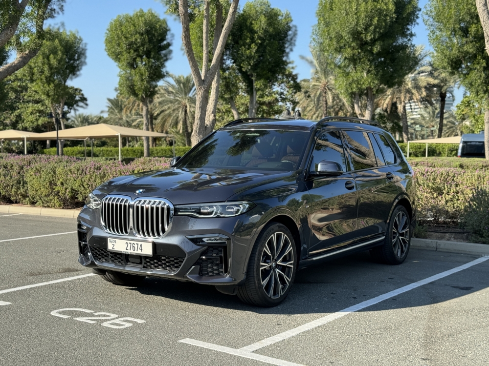 Gri BMW X7 M-Kiti 2022