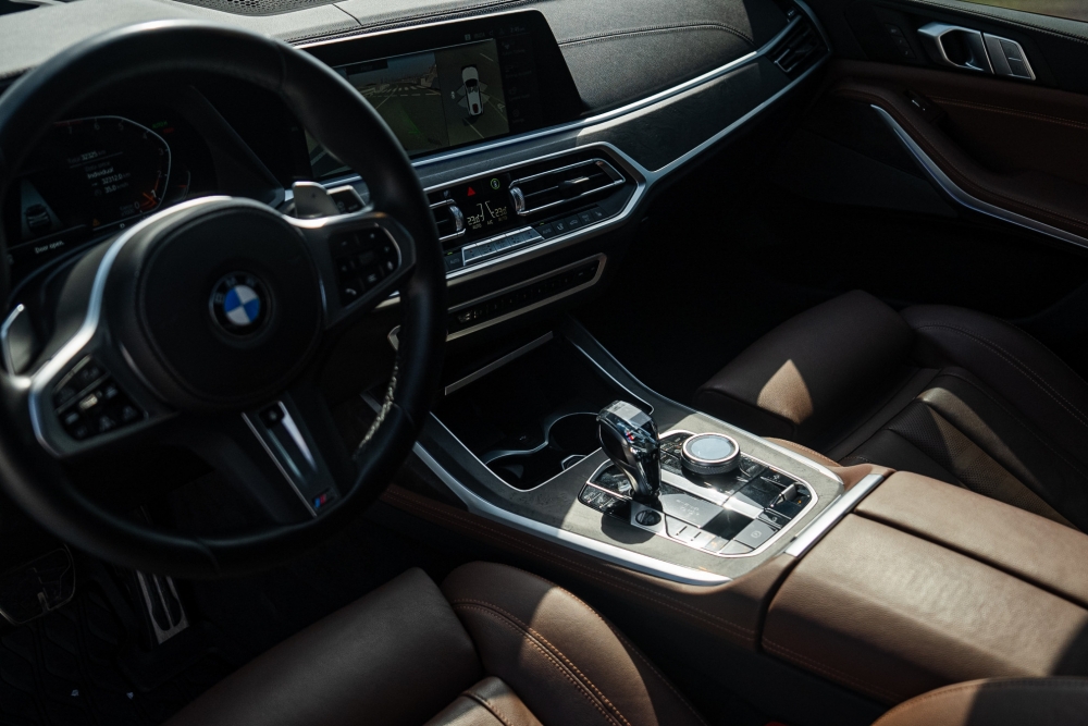 blanc BMW X7 M-Kit 2022