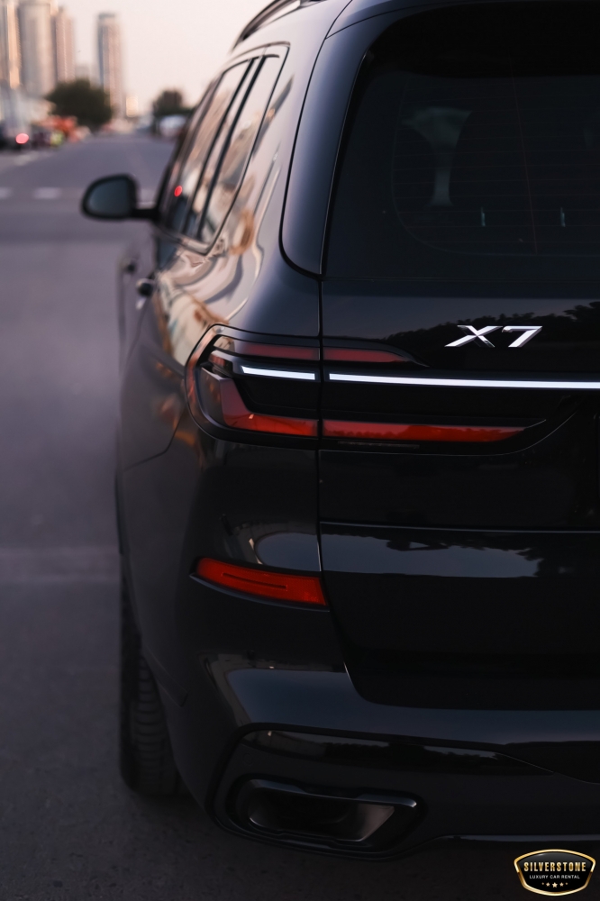 Черный BMW X7 М-комплект 2024 год