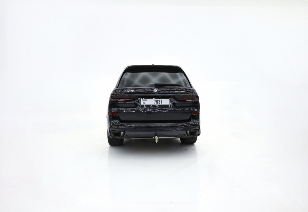 zwart BMW X7 2024