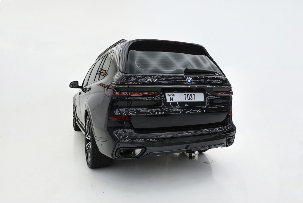 Siyah BMW X7 2024