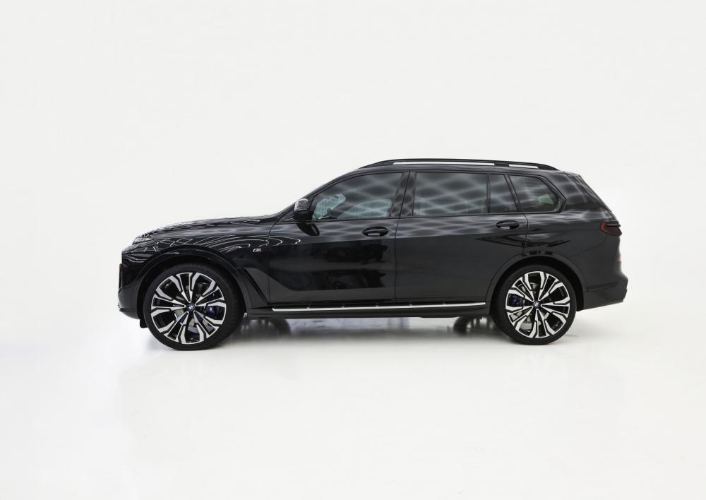 zwart BMW X7 2024
