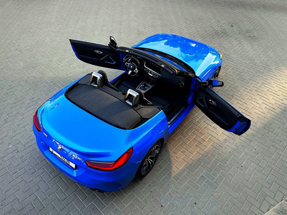 Голубой BMW Z4 2021 год