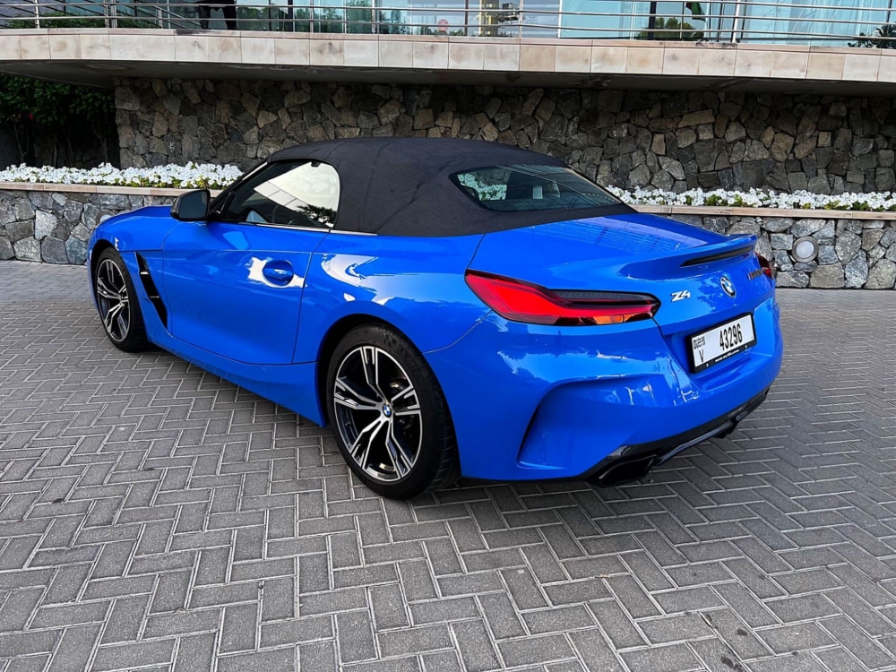 Blau BMW Z4 2021