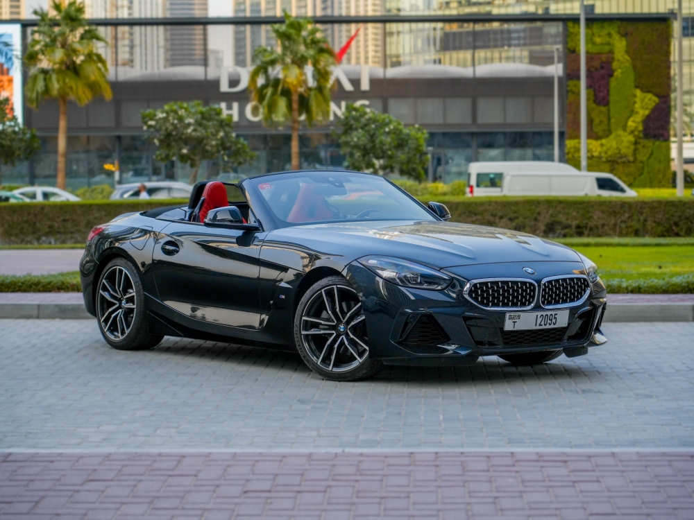 Черный BMW Z4 2022 год