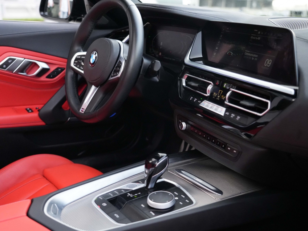 Черный BMW Z4 2022 год