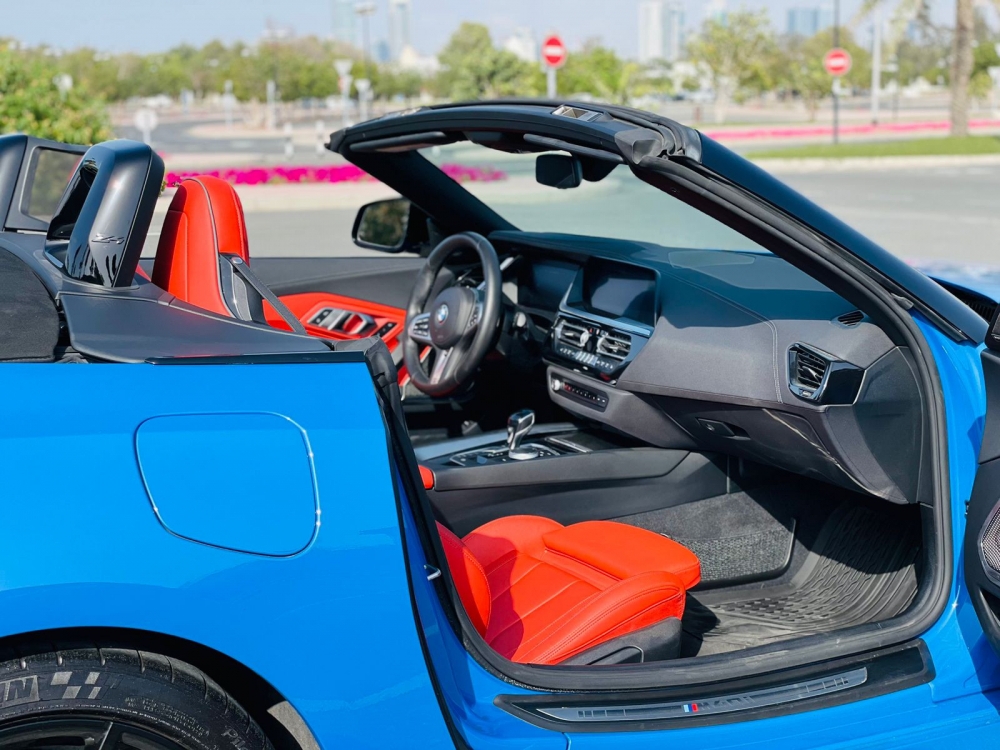 Голубой BMW Z4 2022 год