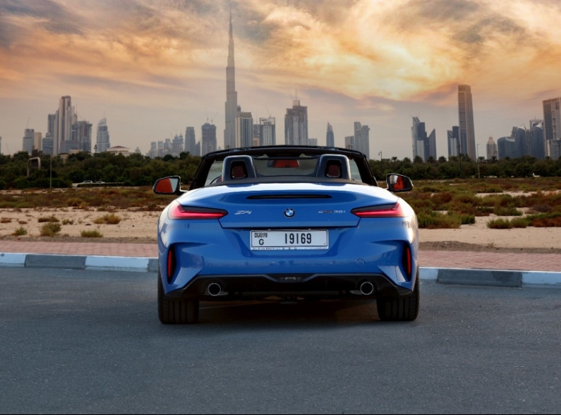 Голубой BMW Z4 2023 год