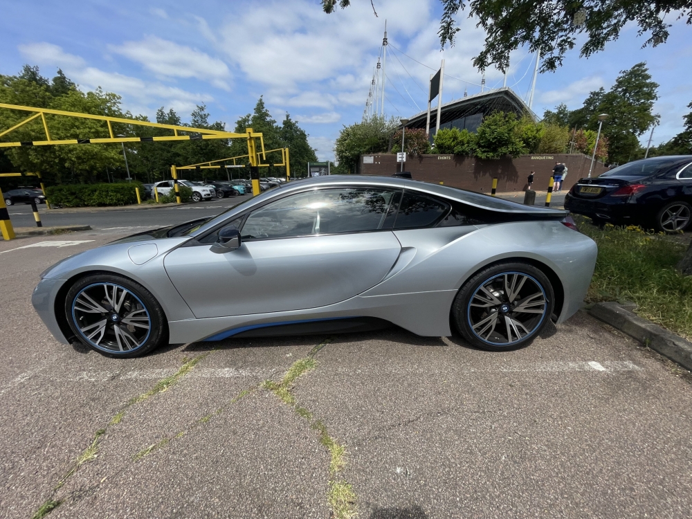 Silbermetallic BMW i8 2016
