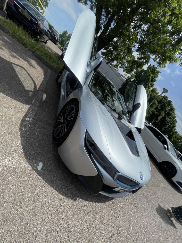 Plata metálica BMW i8 2016