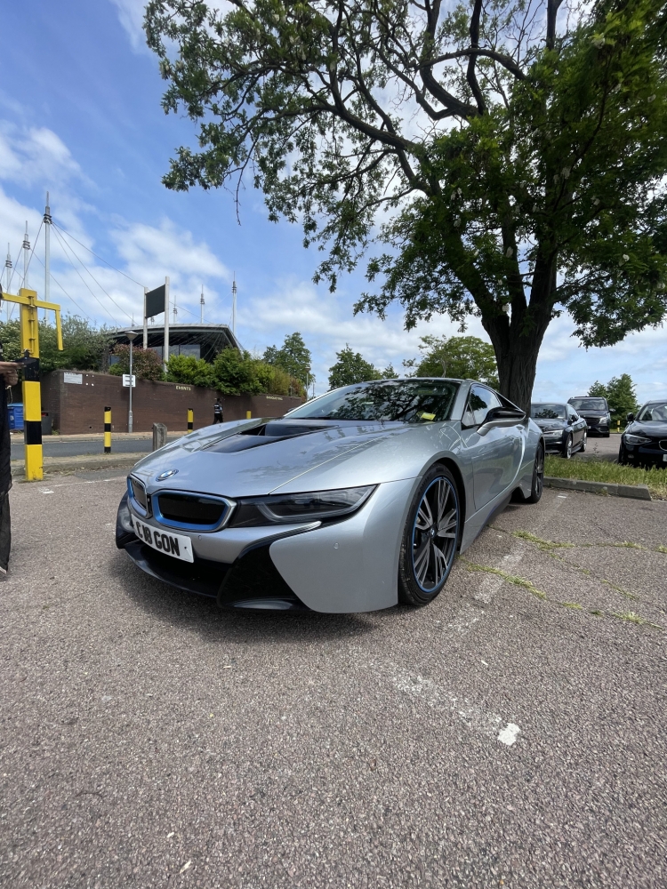 Silbermetallic BMW i8 2016