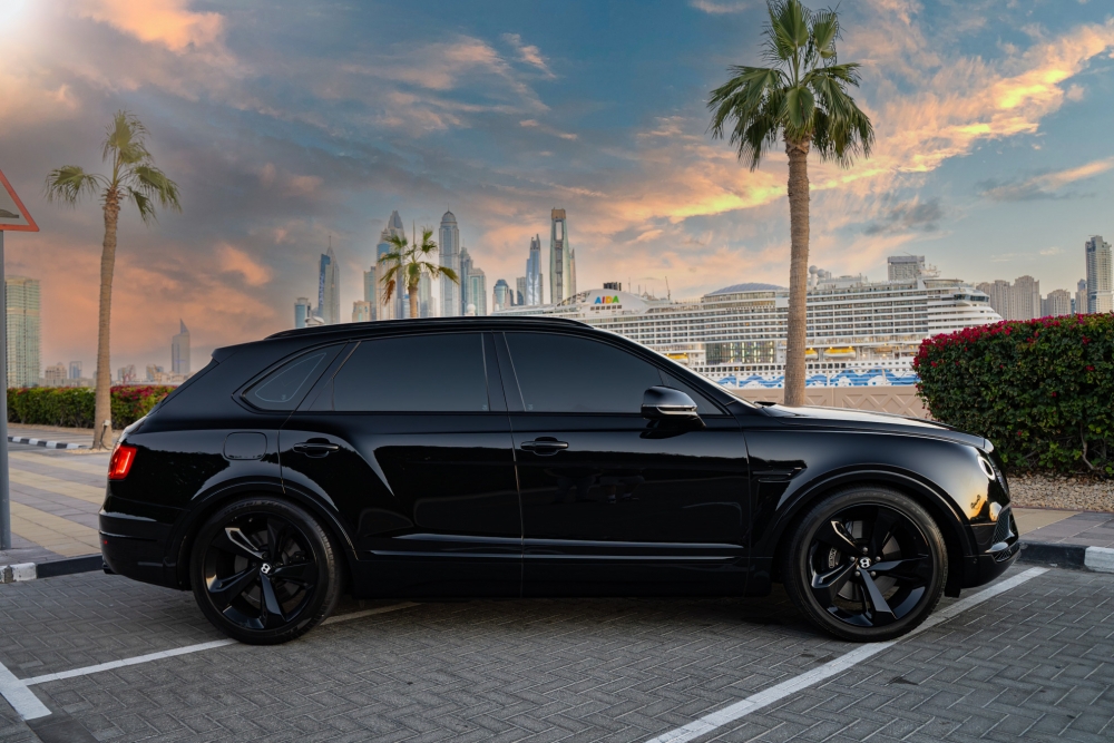 Siyah Bentley Bentayga 2020