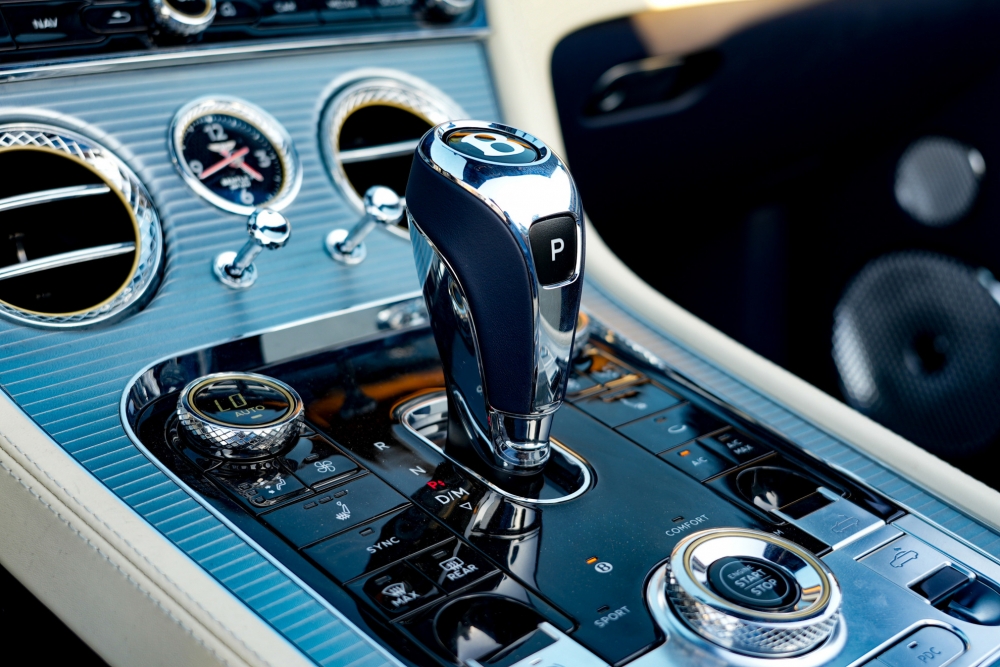 Blau Bentley Continental GT Cabrio 2022