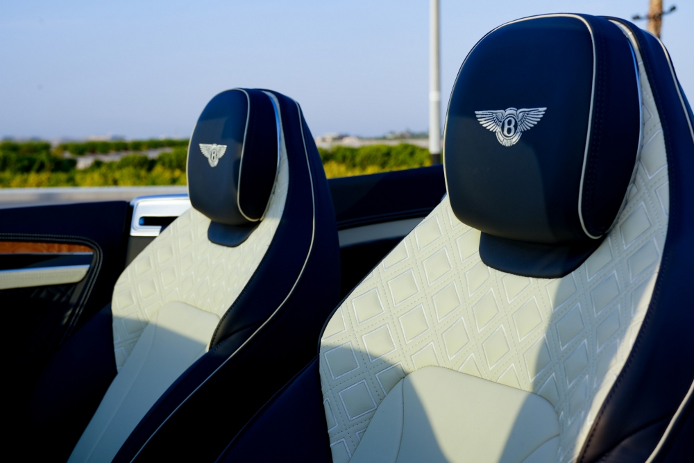Blu Bentley Continental GT decappottabile 2022