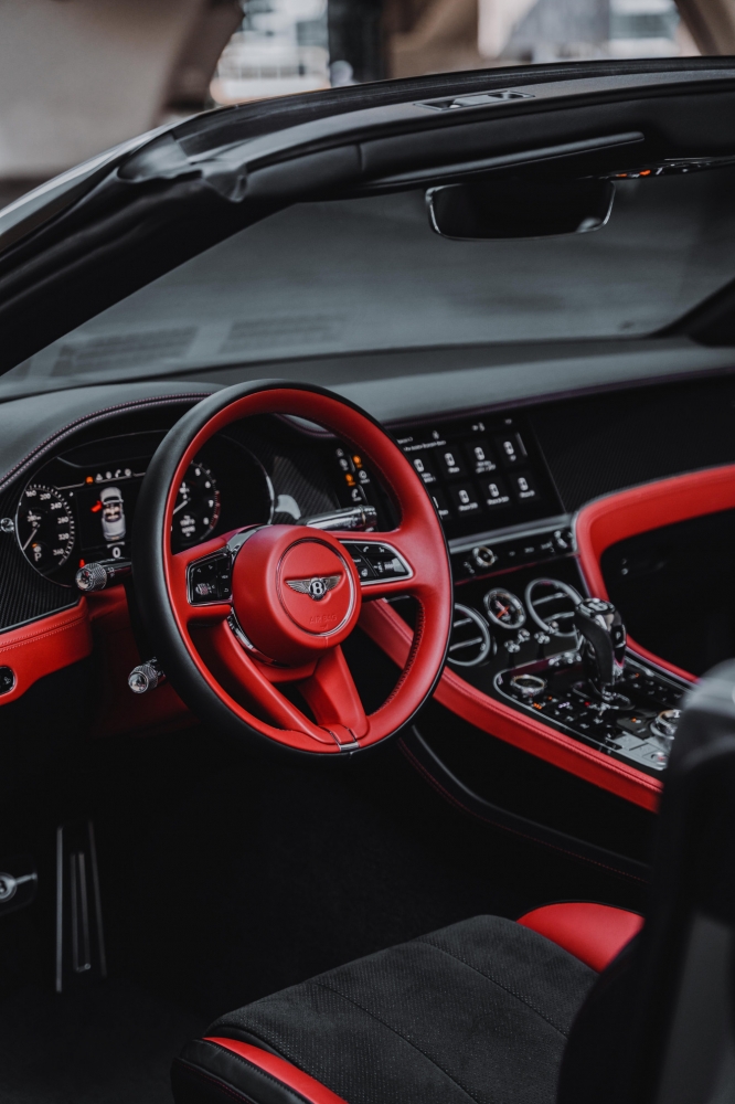Nicht-gerade weiss Bentley Continental GT Cabrio 2024