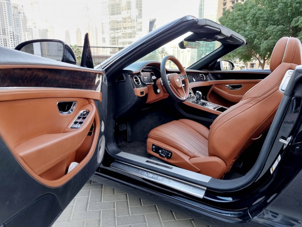 Nero Bentley Continental GT decappottabile 2020