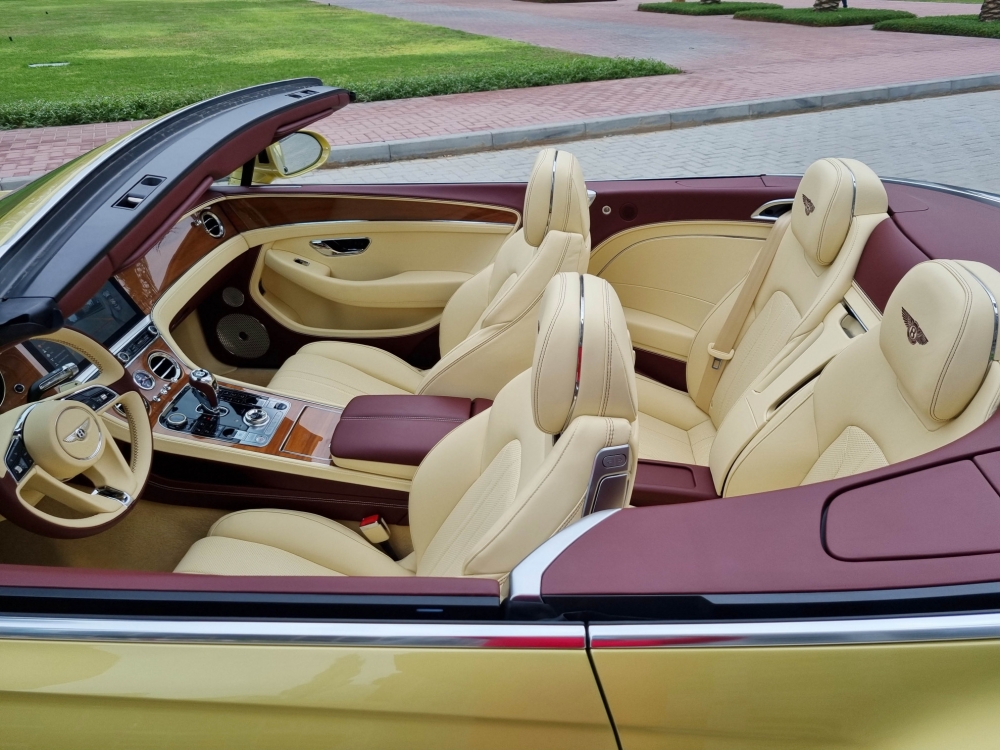 gouden Bentley Continental GT Cabrio 2021
