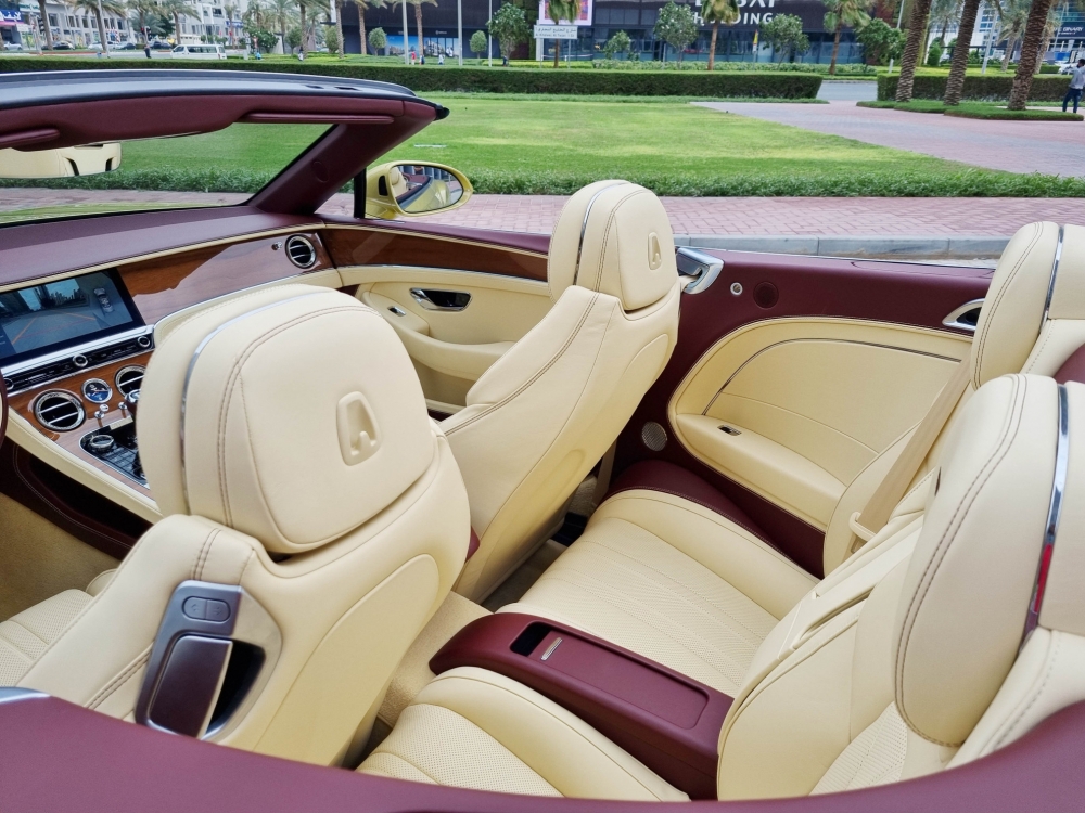 D'oro Bentley Continental GT decappottabile 2021