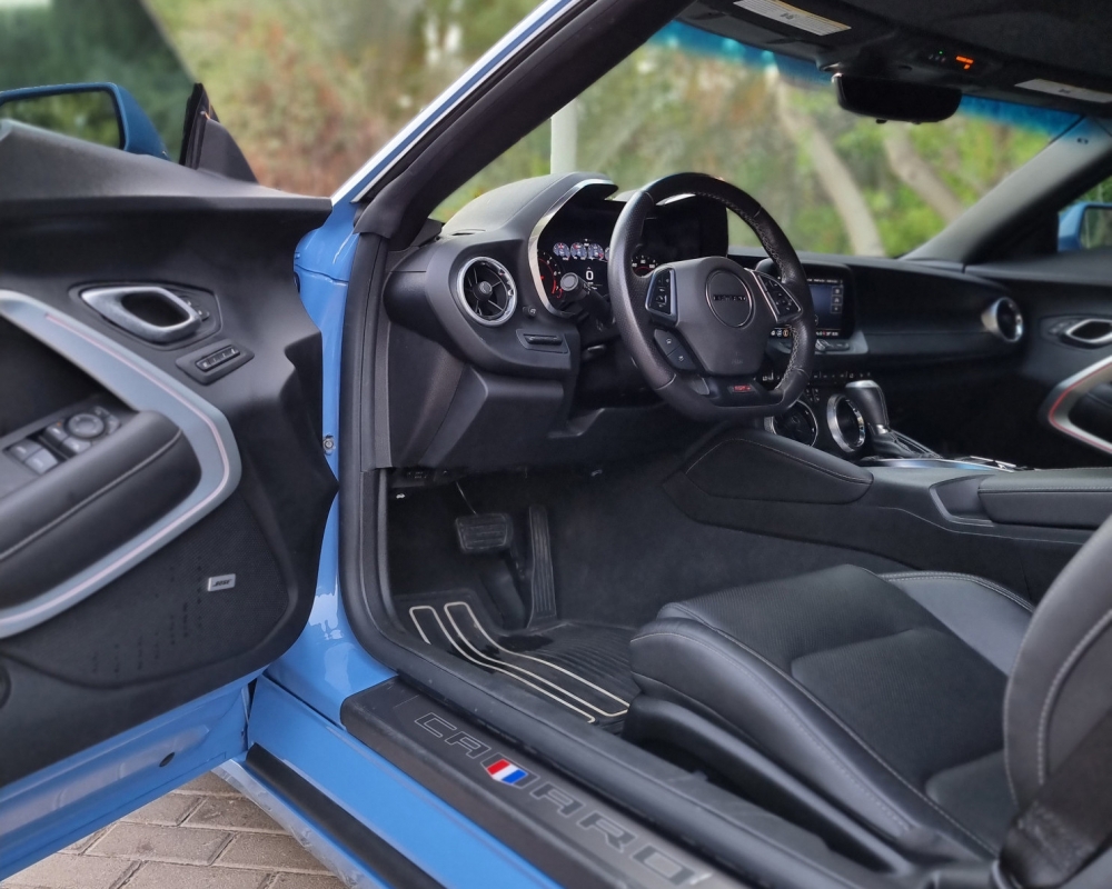 Голубой Шевроле Camaro SS Кабриолет V8 2022 год