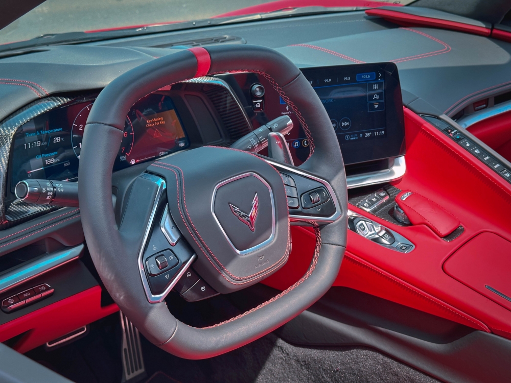 Красный Шевроле Кабриолет Corvette C8 Stingray 2023 год