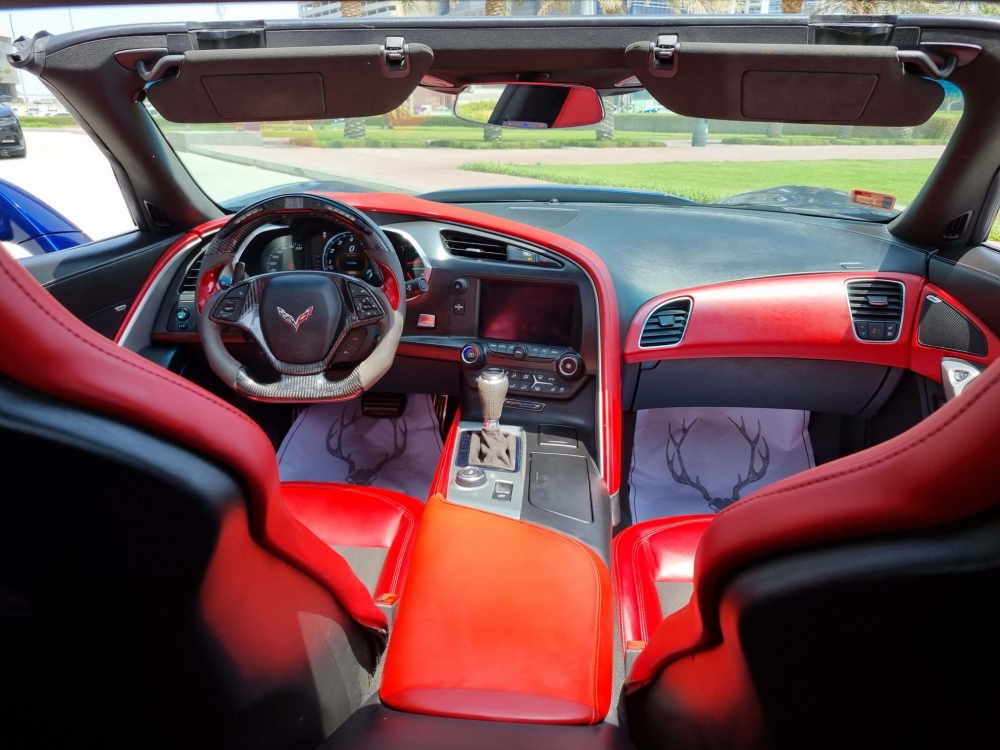 Blu Chevrolet Corvette C7 Stingray decappottabile 2019