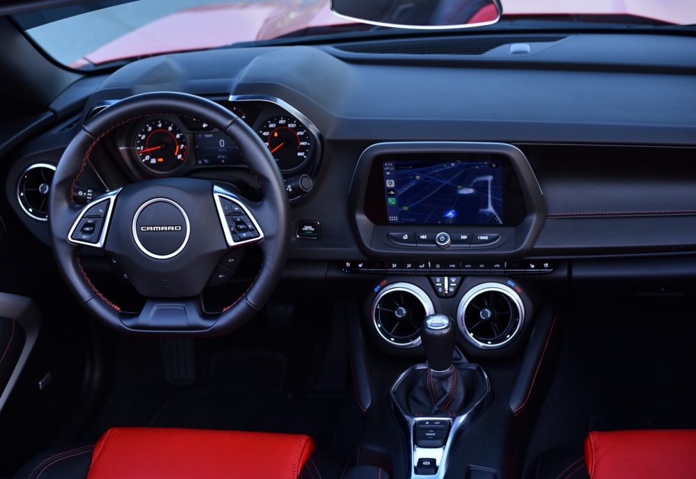 红色的 雪佛兰 Camaro RS 敞篷 V6 2023