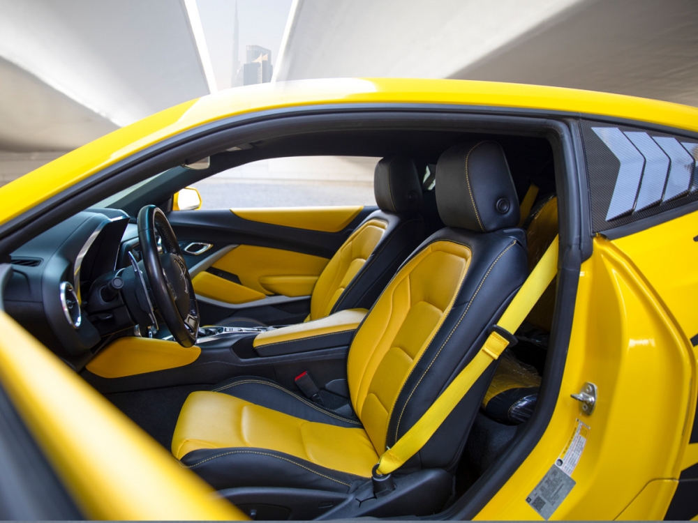 黄色的 雪佛兰 科迈罗 RS 轿跑车 V6 2019