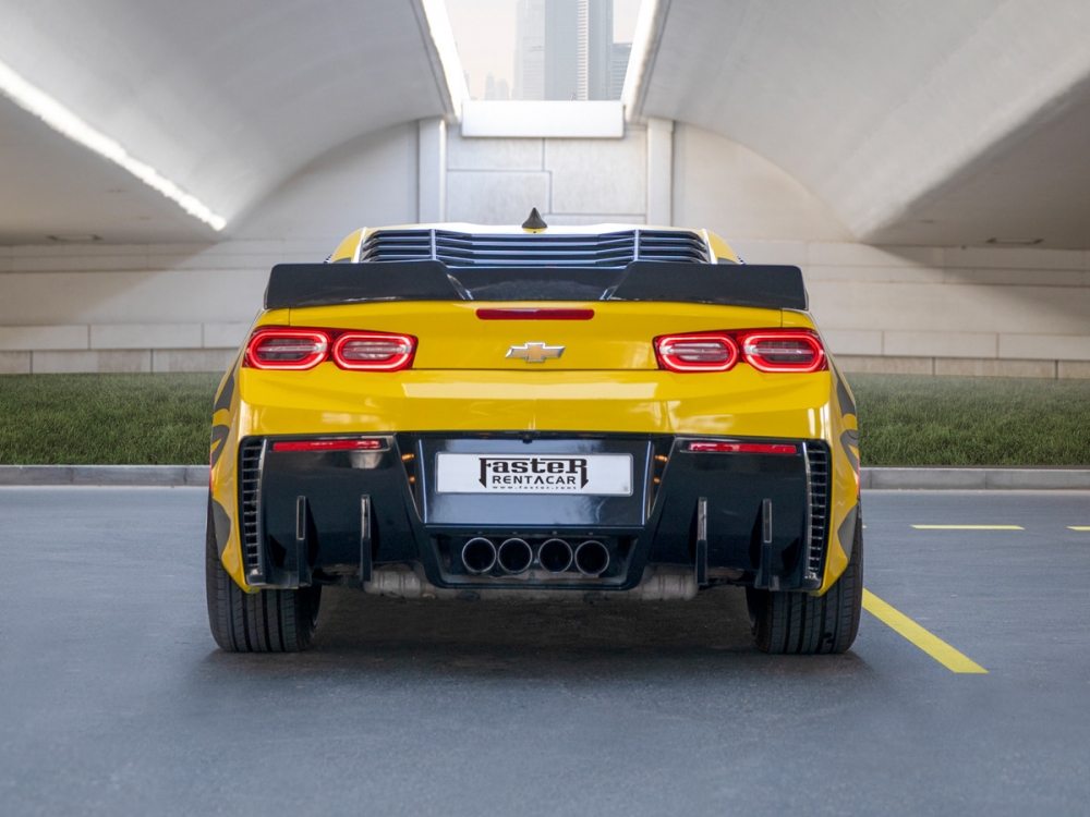黄色的 雪佛兰 科迈罗 RS 轿跑车 V6 2019