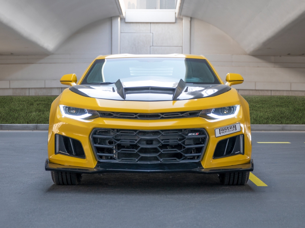 Желтый Шевроле Камаро РС Купе V6 2019 год