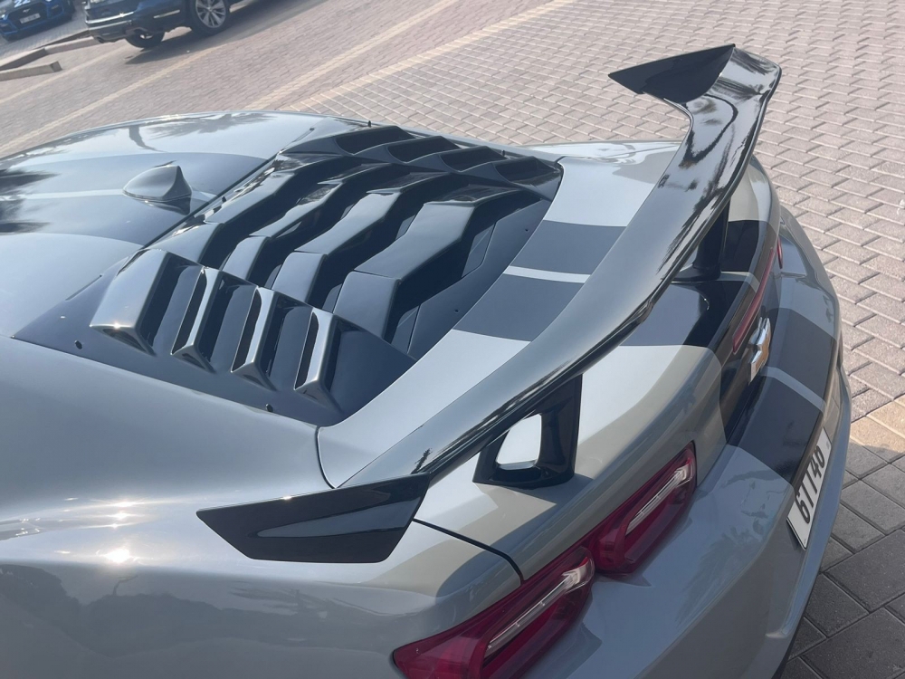 灰色的 雪佛兰 科迈罗 RS 轿跑车 V6 2020