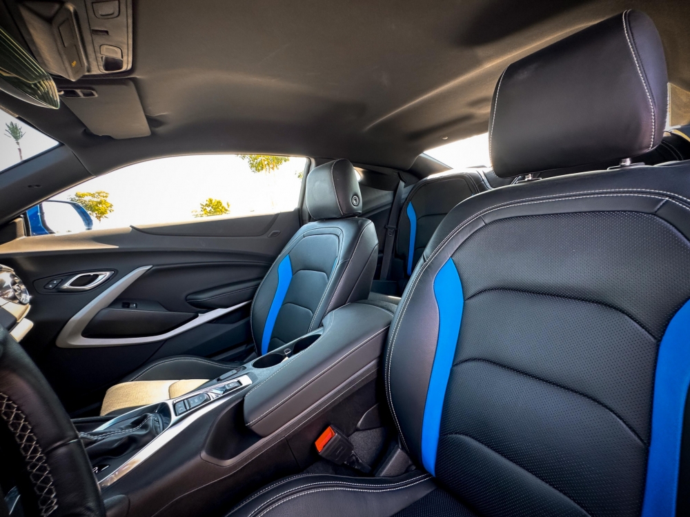 Голубой Шевроле Камаро РС Купе V6 2023 год
