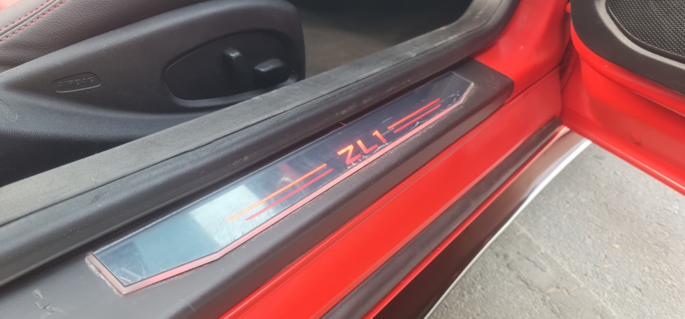 Красный Шевроле Camaro ZL1 Кабриолет V8 2019 год