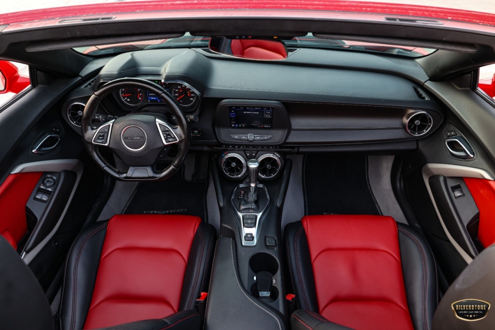 红色的 雪佛兰 Camaro ZL1 套件可转换 V6 2022