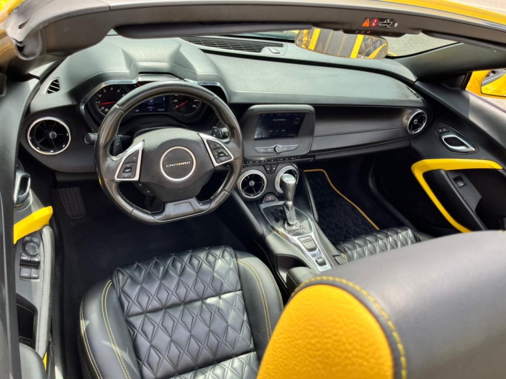 黄色的 雪佛兰 Camaro ZL1 套件可转换 V6 2020