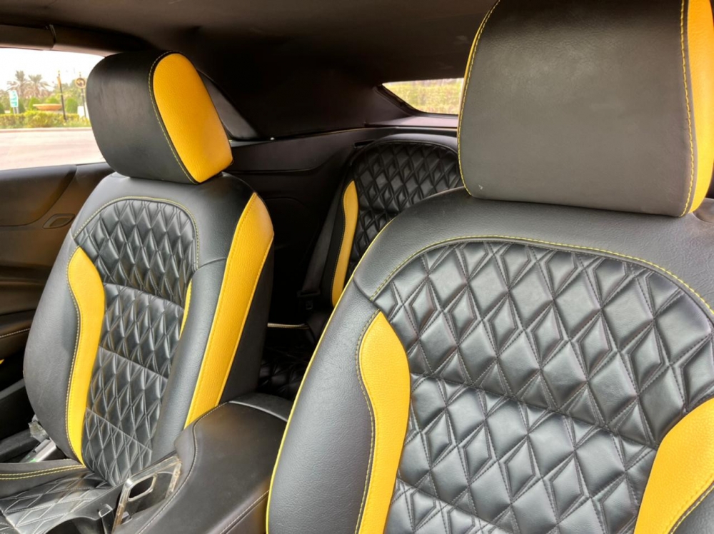 黄色的 雪佛兰 Camaro ZL1 套件可转换 V6 2020
