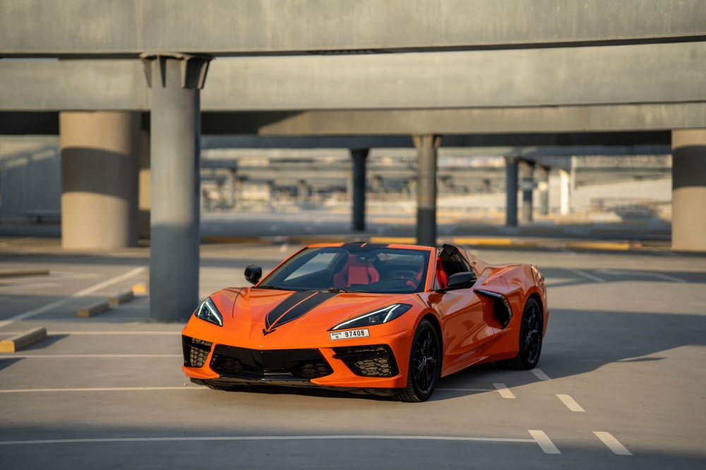 Оранжевый Шевроле Кабриолет Corvette C8 Stingray 2020 год