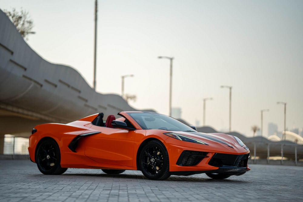 Оранжевый Шевроле Кабриолет Corvette C8 Stingray 2020 год