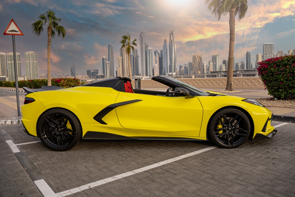 Желтый Шевроле Кабриолет Corvette C8 Stingray 2021 год