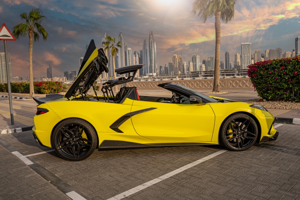 Sarı Chevrolet Corvette C8 Stingray Cabrio 2021