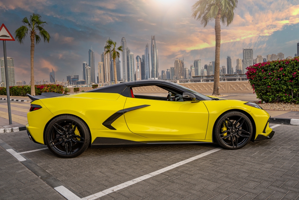 Желтый Шевроле Кабриолет Corvette C8 Stingray 2021 год